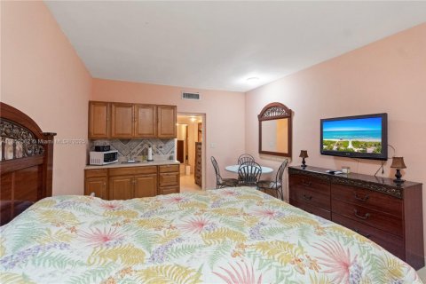 Condo in Hallandale Beach, Florida, 1 bedroom  № 1858971 - photo 5