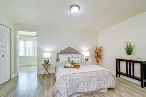 Condo in Saint Petersburg, Florida, 2 bedrooms  № 2227882 - photo 14