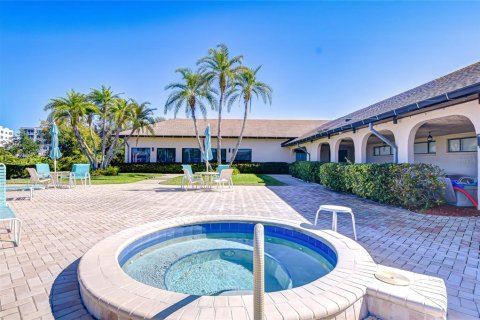 Condo in Saint Petersburg, Florida, 2 bedrooms  № 2227882 - photo 23