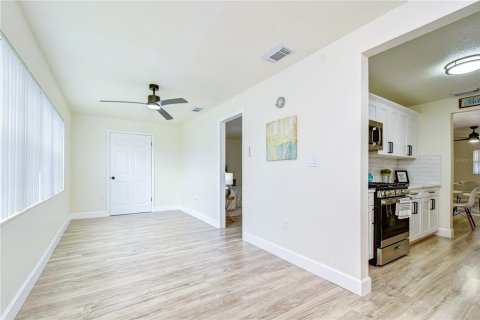 Condo in Saint Petersburg, Florida, 2 bedrooms  № 2227882 - photo 18