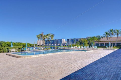 Condo in Saint Petersburg, Florida, 2 bedrooms  № 2227882 - photo 26