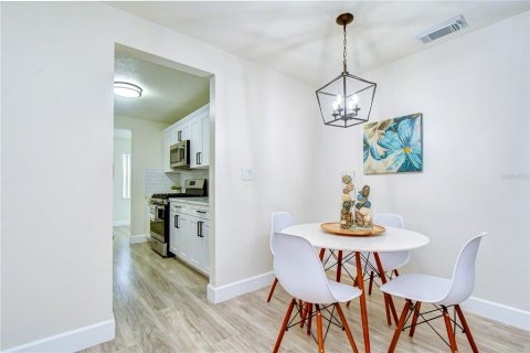 Condo in Saint Petersburg, Florida, 2 bedrooms  № 2227882 - photo 11