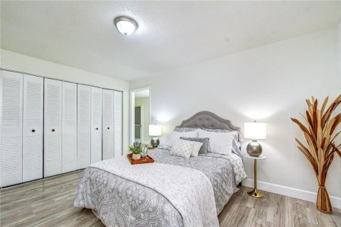 Condo in Saint Petersburg, Florida, 2 bedrooms  № 2227882 - photo 13