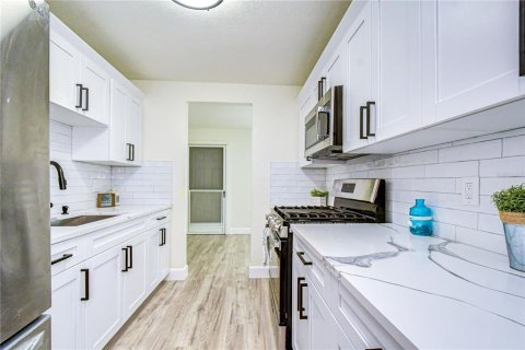 Condo in Saint Petersburg, Florida, 2 bedrooms  № 2227882 - photo 7
