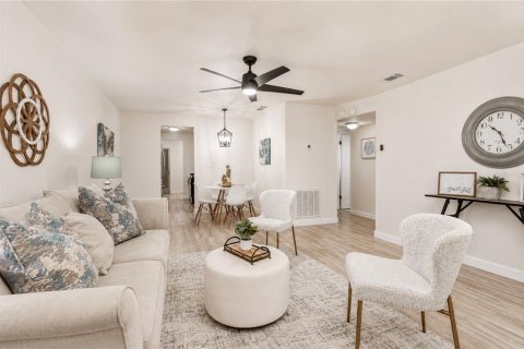 Condo in Saint Petersburg, Florida, 2 bedrooms  № 2227882 - photo 3