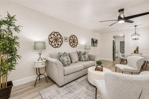 Condo in Saint Petersburg, Florida, 2 bedrooms  № 2227882 - photo 8