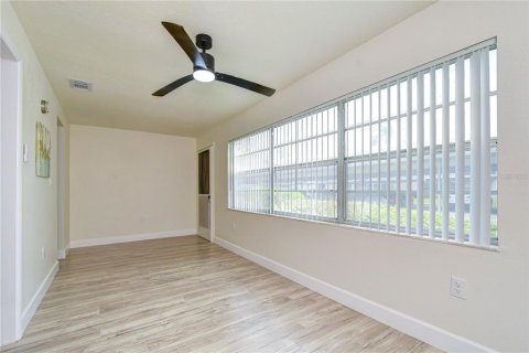 Condo in Saint Petersburg, Florida, 2 bedrooms  № 2227882 - photo 20