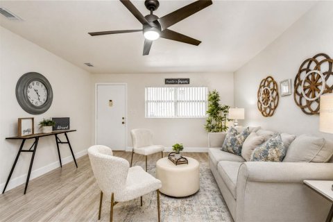 Condo in Saint Petersburg, Florida, 2 bedrooms  № 2227882 - photo 9