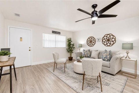 Condo in Saint Petersburg, Florida, 2 bedrooms  № 2227882 - photo 10