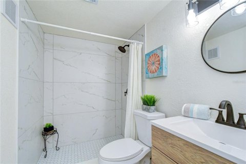 Condo in Saint Petersburg, Florida, 2 bedrooms  № 2227882 - photo 16