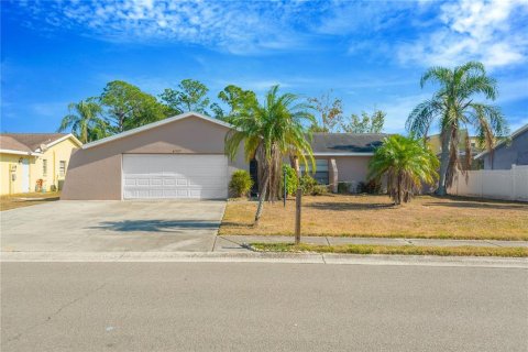House in Apollo Beach, Florida 3 bedrooms, 135.73 sq.m. № 2203049 - photo 4