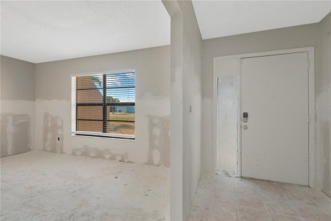 House in Apollo Beach, Florida 3 bedrooms, 135.73 sq.m. № 2203049 - photo 12