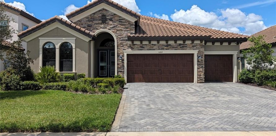 House in Odessa, Florida 4 bedrooms, 256.78 sq.m. № 2348080