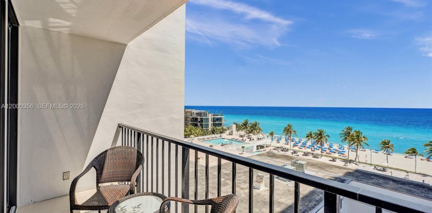 Кондоминиум с 1 спальней в Холливуд, Флорида № 2067764