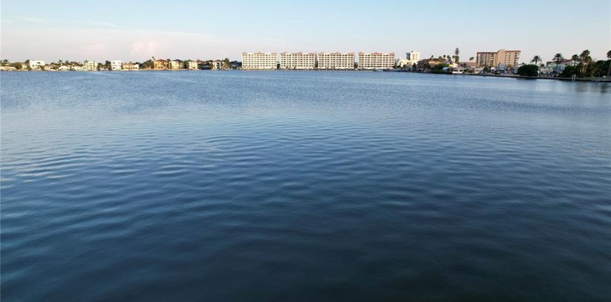 Terreno en Redington Shores, Florida № 1906689