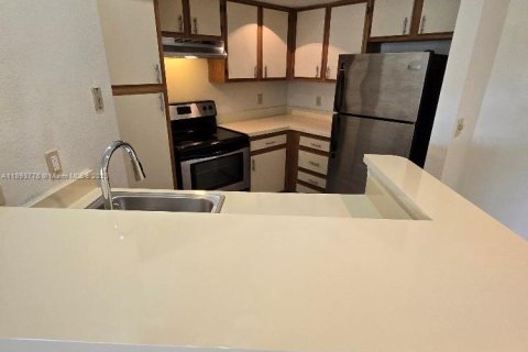 Condo in Sunrise, Florida, 1 bedroom  № 1945324 - photo 2