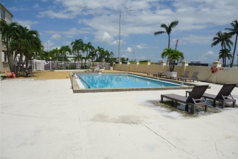 Снять в аренду кондоминиум в Норт-Бей-Виллидж, Флорида 2 спальни, 83.98м2, № 2004803 - фото 11