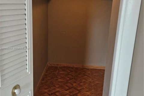 Снять в аренду кондоминиум в Норт-Бей-Виллидж, Флорида 2 спальни, 83.98м2, № 2004803 - фото 3