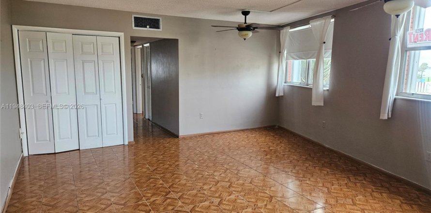 Кондоминиум с 2 спальнями в Норт-Бей-Виллидж, Флорида № 2004803