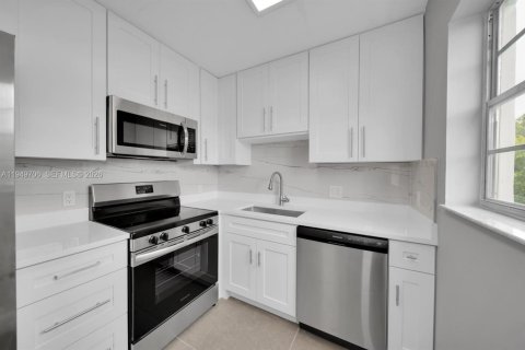 Кондоминиум с 2 спальнями в Уэст-Палм-Бич, Флорида № 2005398