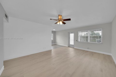 Снять в аренду кондоминиум в Уэст-Палм-Бич, Флорида 2 спальни, 74.14м2, № 2005398 - фото 11