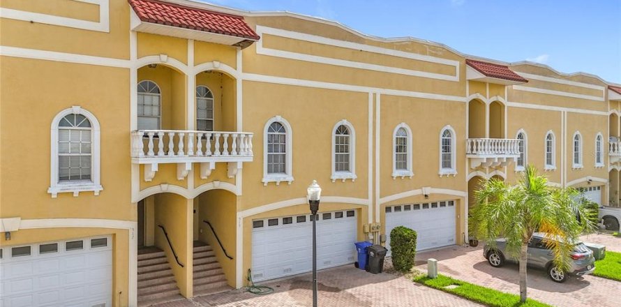 Townhouse in Apollo Beach, Florida 3 bedrooms, 200.11 sq.m. № 1877164