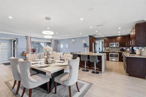 House in Miramar, Florida 4 bedrooms № 1986354 - photo 2