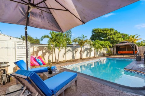 House in Miramar, Florida 4 bedrooms № 1986354 - photo 1