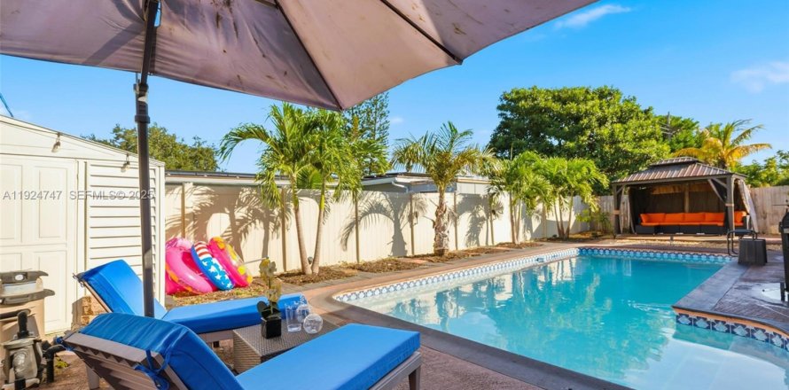 House in Miramar, Florida 4 bedrooms № 1986354