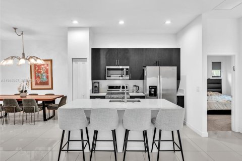 House in Dania Beach, Florida 3 bedrooms, 140.1 sq.m. № 2047588 - photo 11