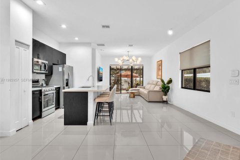 House in Dania Beach, Florida 3 bedrooms, 140.1 sq.m. № 2047588 - photo 9