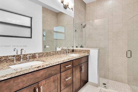 House in Dania Beach, Florida 3 bedrooms, 140.1 sq.m. № 2047588 - photo 26