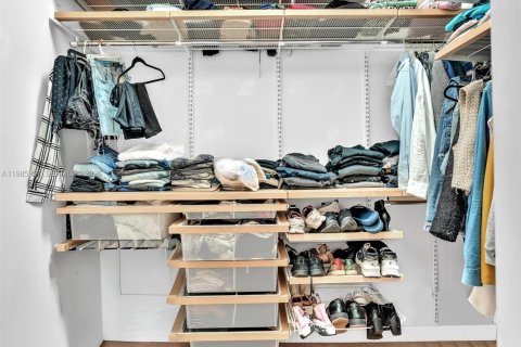 House in Dania Beach, Florida 3 bedrooms, 140.1 sq.m. № 2047588 - photo 25