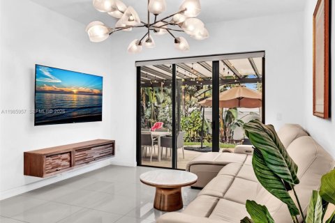 House in Dania Beach, Florida 3 bedrooms, 140.1 sq.m. № 2047588 - photo 13