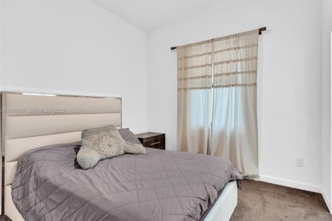 House in Dania Beach, Florida 3 bedrooms, 140.1 sq.m. № 2047588 - photo 18