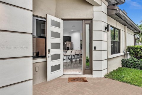 House in Dania Beach, Florida 3 bedrooms, 140.1 sq.m. № 2047588 - photo 5