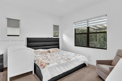 House in Dania Beach, Florida 3 bedrooms, 140.1 sq.m. № 2047588 - photo 24