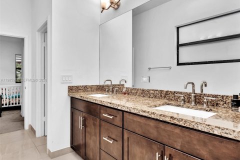 House in Dania Beach, Florida 3 bedrooms, 140.1 sq.m. № 2047588 - photo 27