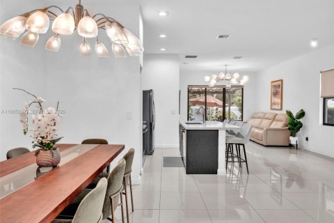 House in Dania Beach, Florida 3 bedrooms, 140.1 sq.m. № 2047588 - photo 8