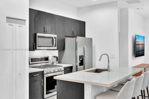 House in Dania Beach, Florida 3 bedrooms, 140.1 sq.m. № 2047588 - photo 10