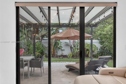 House in Dania Beach, Florida 3 bedrooms, 140.1 sq.m. № 2047588 - photo 14