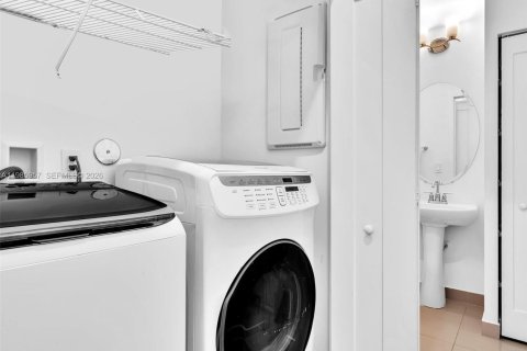 House in Dania Beach, Florida 3 bedrooms, 140.1 sq.m. № 2047588 - photo 23