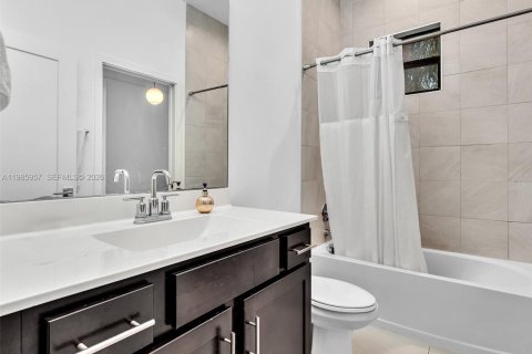 House in Dania Beach, Florida 3 bedrooms, 140.1 sq.m. № 2047588 - photo 19