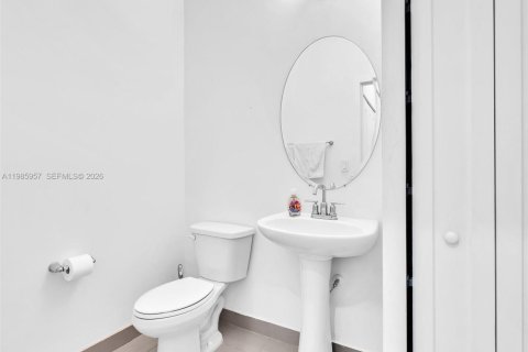 House in Dania Beach, Florida 3 bedrooms, 140.1 sq.m. № 2047588 - photo 22