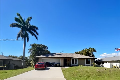 House in Cape Coral, Florida 3 bedrooms № 1864640 - photo 2