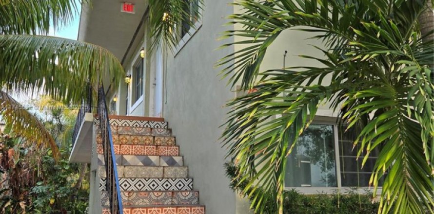 Commercial property in Miami Beach, Florida 395.21 sq.m. № 1889503
