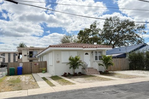 Immobilier commercial à vendre à Miami, Floride: 120.4 m2 № 2036499 - photo 1