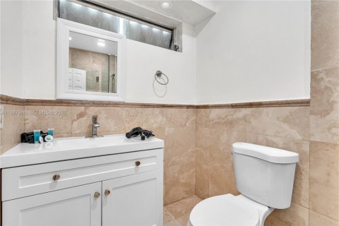 Villa ou maison à louer à Bay Harbor Islands, Floride: 2 chambres, 92.9 m2 № 2184618 - photo 24