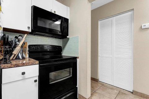 House in Dania Beach, Florida 2 bedrooms, 95.04 sq.m. № 1986553 - photo 2