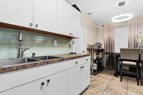 House in Dania Beach, Florida 2 bedrooms, 95.04 sq.m. № 1986553 - photo 5